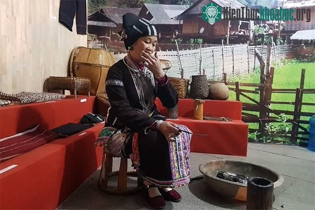 Hiện nay, người dân tộc Lự ở Lai Châu vẫn bảo tồn tục lệ nhuộm răng đen.