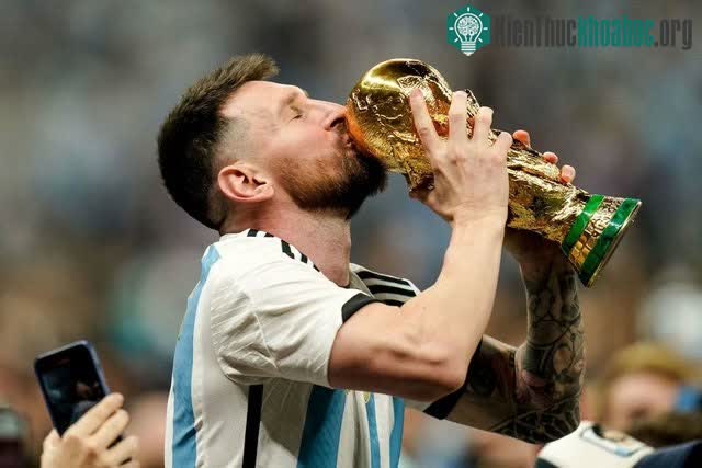 Messi và đồng đội không được cầm cúp xịn về nước.