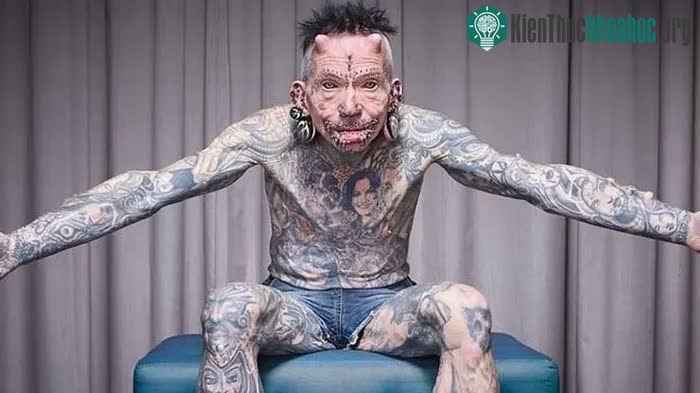 Người đàn ông có nhiều khuyên trên khuôn mặt nhất
