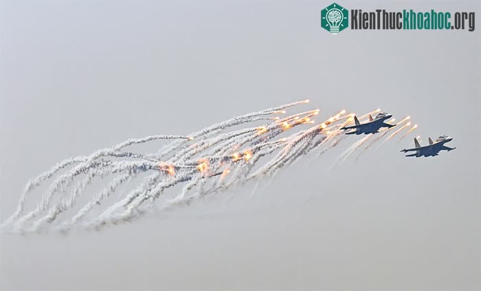 Trên bầu trời quận Long Biên, cặp tiêm kích trình diễn màn nhả đạn mồi bẫy nhiệt