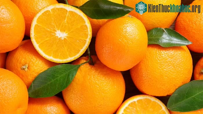 Bạn có thể ăn cam vào buổi chiều hoặc vắt chúng để làm nước giải khát.
