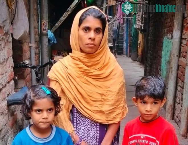 Khatoon cùng các con bên ngoài ngôi nhà của mình