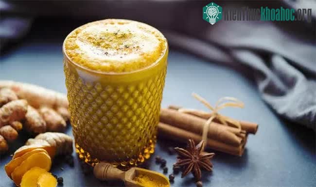 Uống 1 ly sữa nghệ mỗi sáng sẽ giúp cơ thể nâng cao sức khỏe toàn diện.