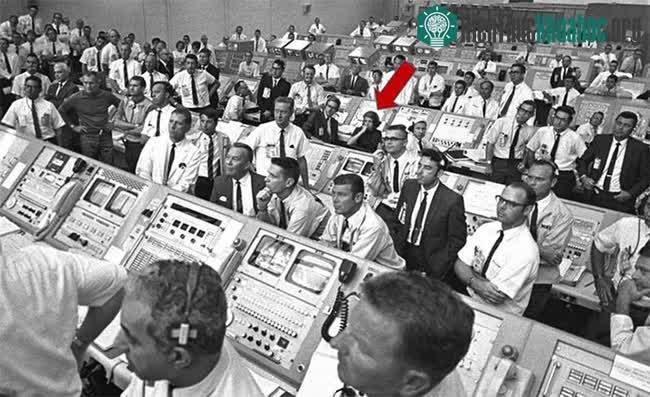 JoAnn Morgan tại Trung tâm Vũ trụ Kennedy.