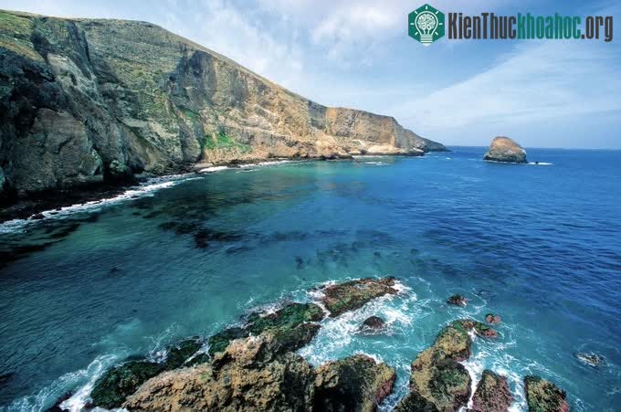 Đảo Santa Barbara là một trong những hòn đảo gần San Nicolas nhất.