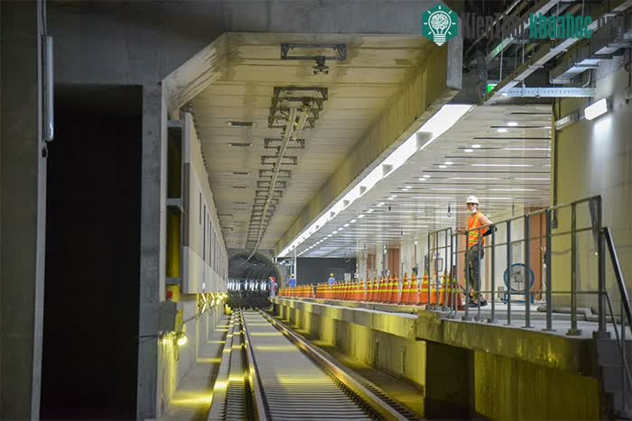 Đường tàu chạy tại khu vực ga Nhà hát Thành phố