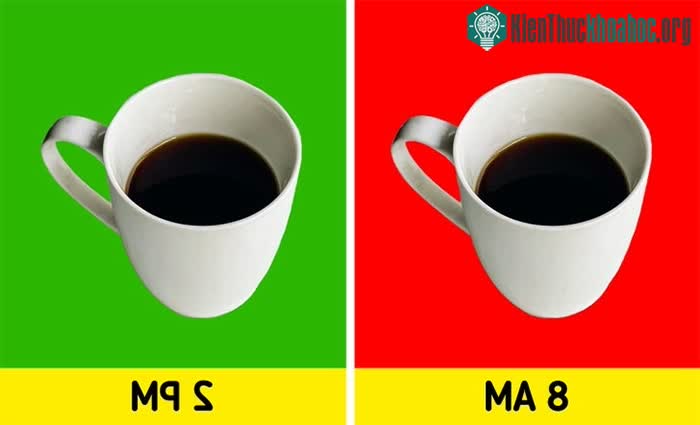 Uống cà phê sáng sớm