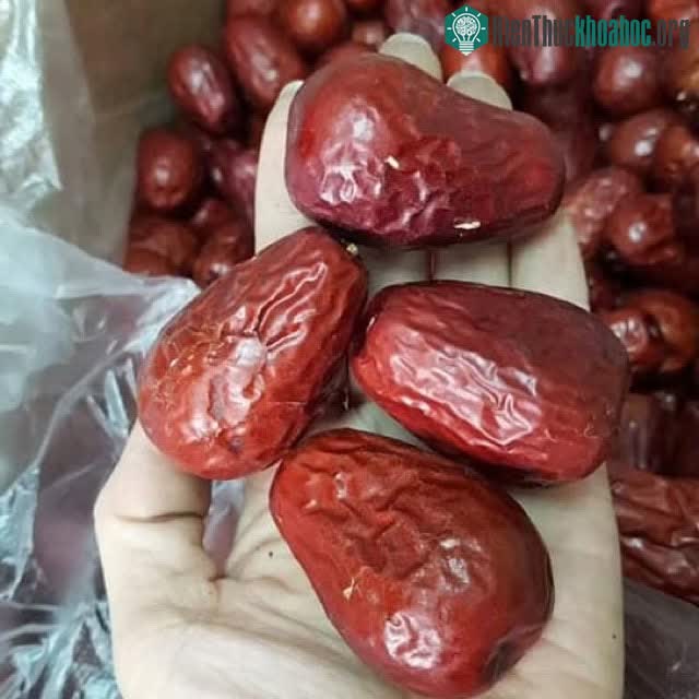Táo đỏ hữu cơ này thường rất to, có màu đỏ nhạt, ít nhăn nheo
