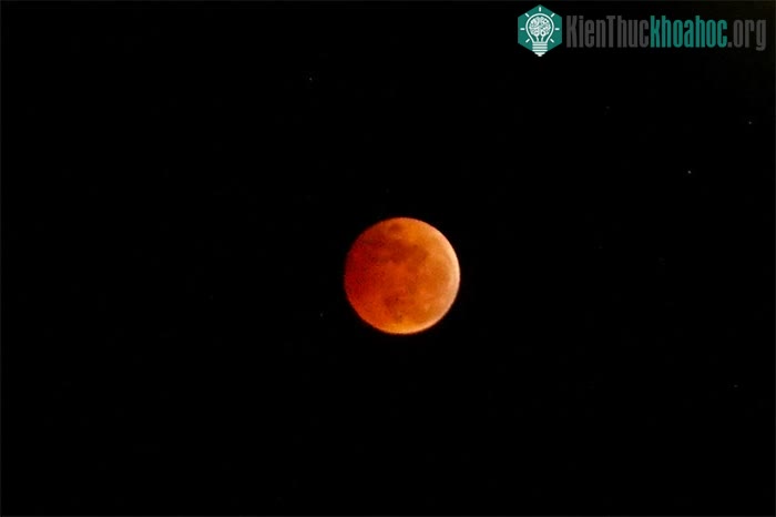 Trong ảnh, nguyệt thực toàn phần lúc 18h30 ghi nhận ở xã Tịnh Hà, huyện Sơn Tịnh.