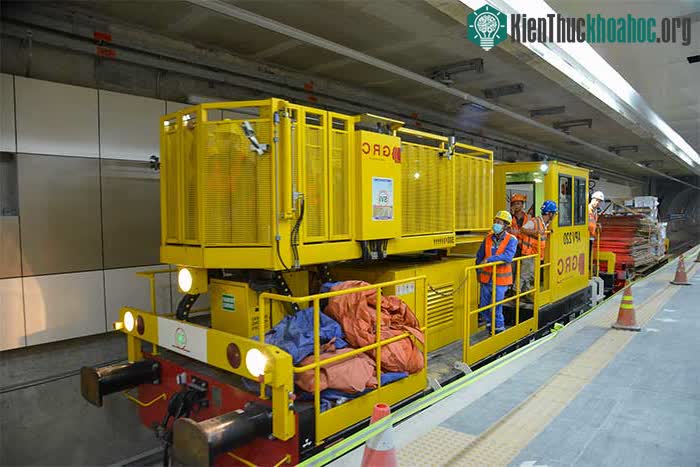 Tàu vận chuyển hàng hoá di chuyển thuận lợi giữa các nhà ga ngầm
