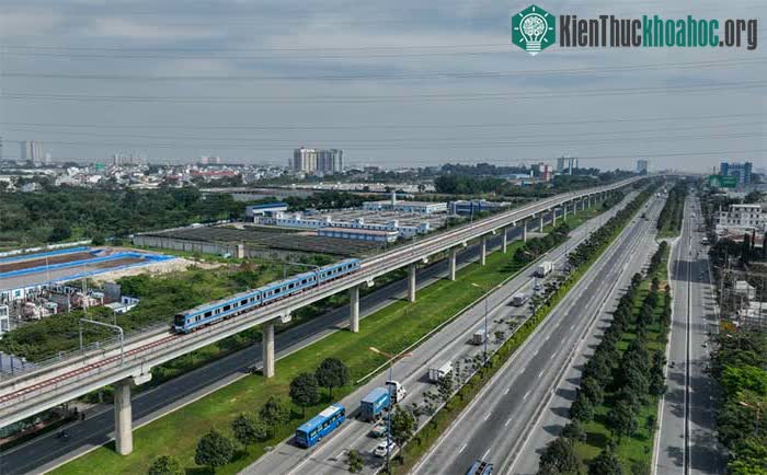 Đoàn tàu metro đi qua ga Khu công nghệ cao hướng về ga Ngã tư Thủ Đức.