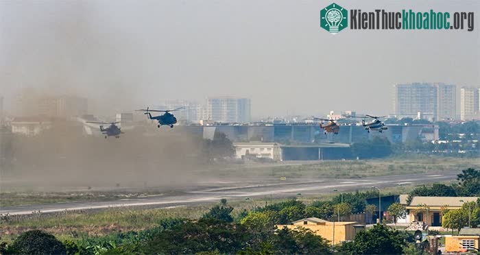 Đội hình trực thăng vận tải họ Mi cùng hạ cánh.