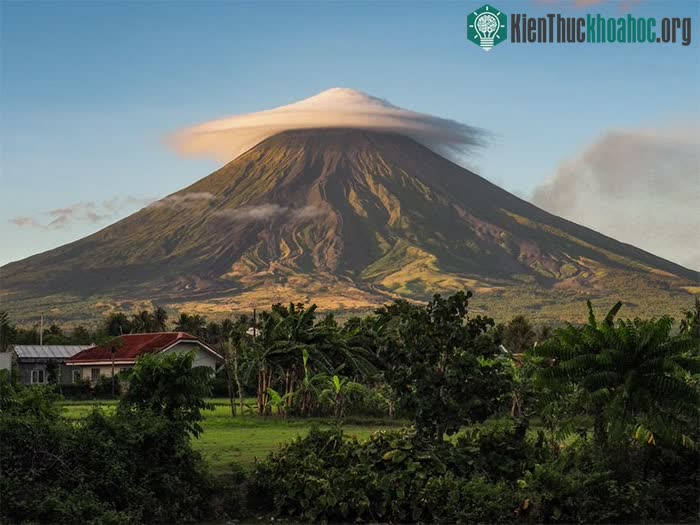 Đám mây thấu kính khổng lồ như một tấm màn che trên đỉnh núi lửa Mayon, Philippines