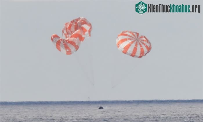 Tàu Orion hạ cánh xuống Thái Bình Dương