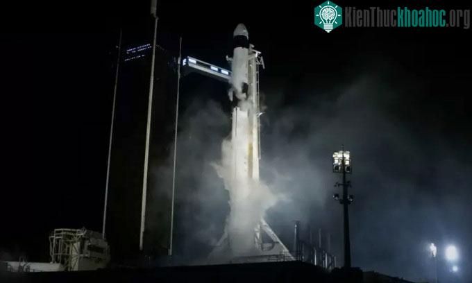 Tàu Dragon đặt trên đỉnh tên lửa Falcon 9
