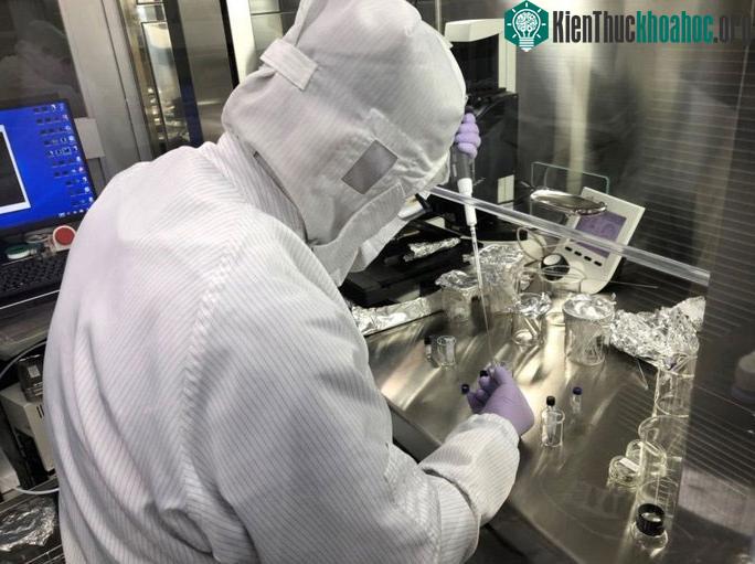 Một nhà khoa học Nhật Bản đang phân tích mẫu từ "Cung Điện Rồng"