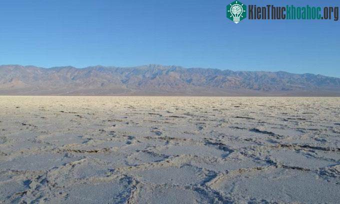 Bề mặt bồn địa Badwater ở Thung lũng Chết.