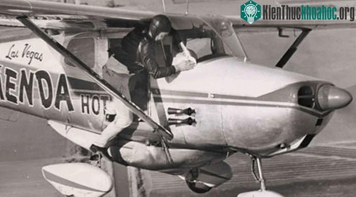 Nhiệm vụ được thực hiện bởi cựu phi công trong Thế chiến II Robert Timm.