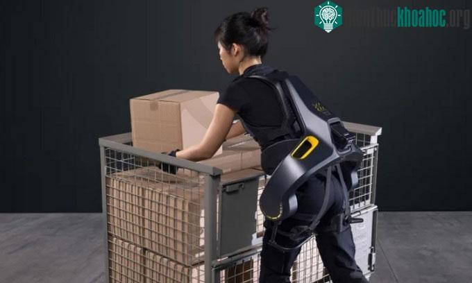 Bộ áo giáp giúp người dùng làm việc nặng của German Bionic.