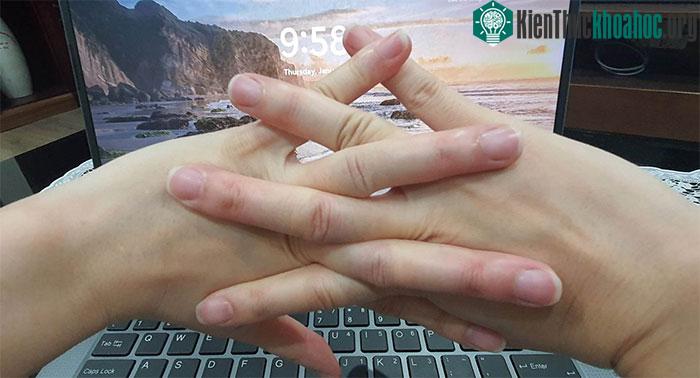 Nhiều người có thói quen vặn, bẻ khớp ngón tay.