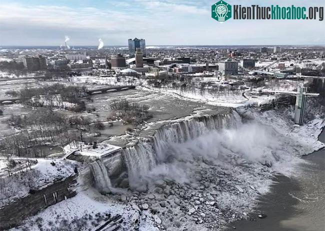 Thác Niagara là biên giới tự nhiên trong toàn bộ đường biên giới giữa hai nước Mỹ và Canada.&nbsp;