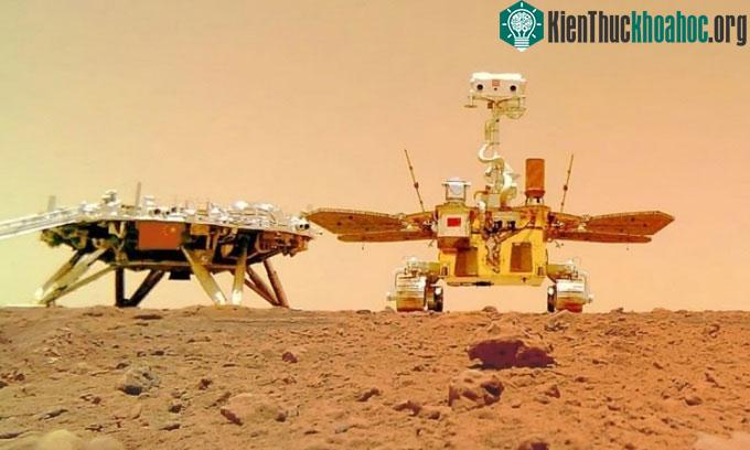 Robot Chúc Dung có bộ pin quang năng hình cánh bướm.