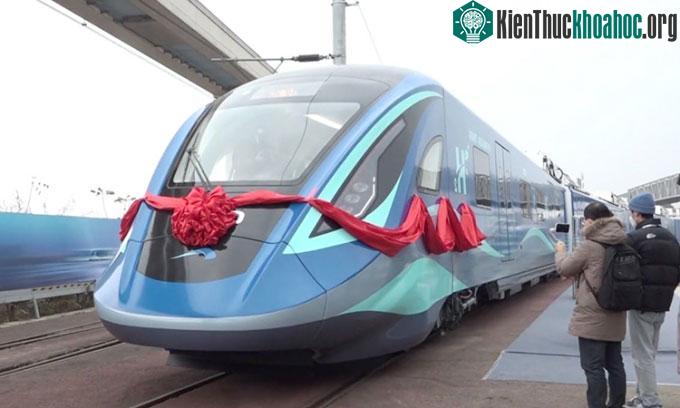 Tàu đô thị chạy bằng hydro lăn bánh khỏi dây chuyền sản xuất ở Thành Đô.