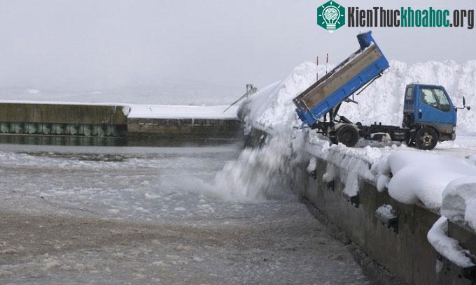 Xe tải dọn tuyết ở Aomori.