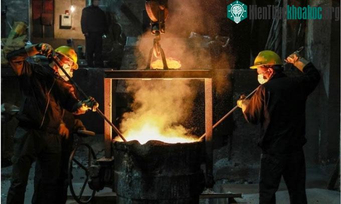 Công nhân sản xuất thép trong nhà máy.