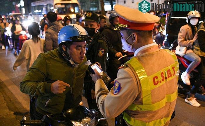 Đo nồng độ cồn của người tham gia giao thông.