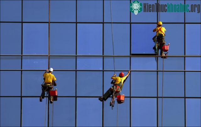 Một trong những nghề nguy hiểm nhất thế giới: Đu mình giữa hai thế giới, gặp cơn gió nhẹ cũng nguy hiểm ảnh 0