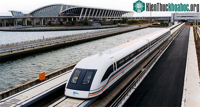 Tàu hoả siêu tốc đệm từ trường khởi hành từ sân bay Pudong, Thượng Hải.