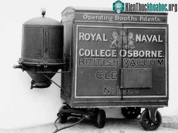 Chiếc máy hút bụi đầu tiên ra mắt vào năm 1901.