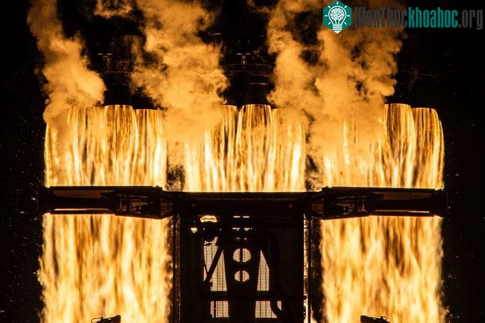 Hình ảnh tuyệt đẹp từ động cơ đẩy của tên lửa Falcon Heavy thời điểm phóng vào không gian.
