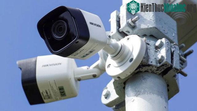 Ở mặt tích cực, camera giúp đảm bảo an ninh.