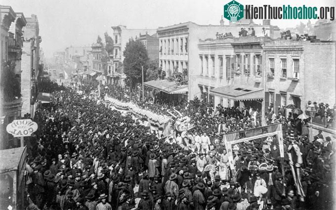 Đoàn múa rồng ở San Francisco năm 1882.