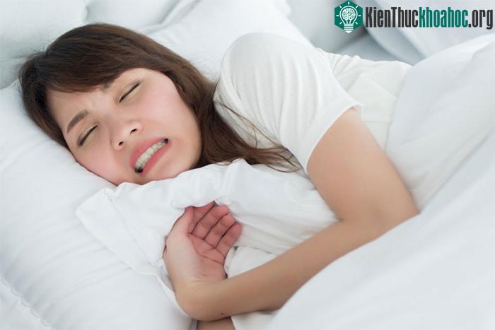 Nghiến răng là tình trạng phổ biến xảy ra khi ngủ.