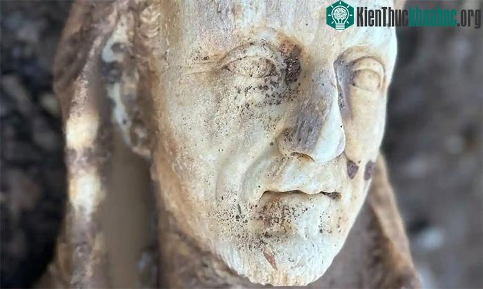 Phần đầu bức tượng Hercules được khai quật ở Rome, Italy.
