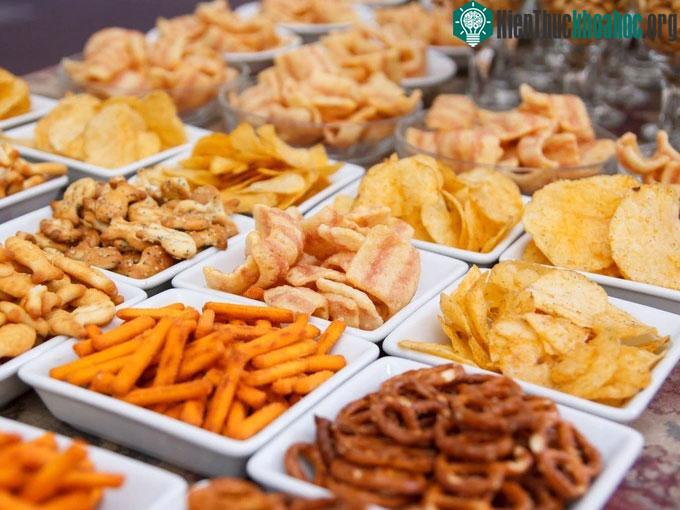 Đồ ăn nhiều chất béo và đường, có thể gây ra những thay đổi bất lợi cho não.