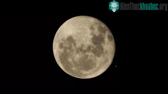 Mặt trăng và sao Hỏa xuất hiện cạnh nhau trên bầu trời trước một sự kiện huyền bí