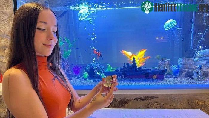 Cô gái có được viên ngọc trai màu tím khi ăn món nghêu tại nhà hàng.