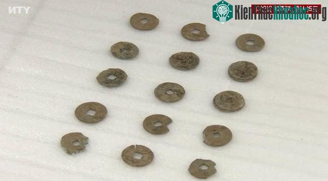 Các đồng xu được khai quật trong khuôn viên đền.