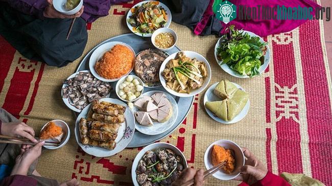 Ngồi ăn dưới sàn là một trong những thói quen giúp sống thọ.
