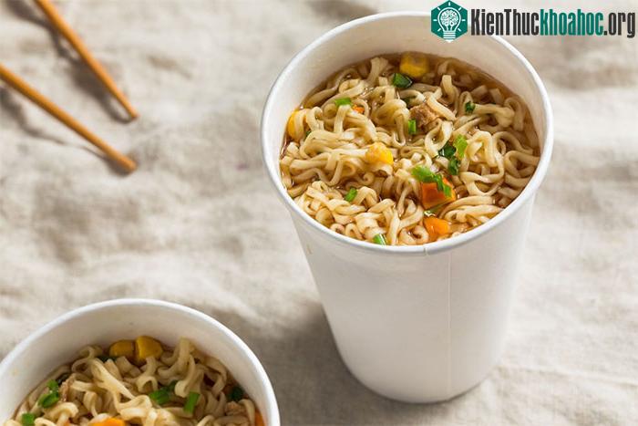 Khi sử dụng mì ăn liền, người dân nên quan tâm đến lượng muối có trong thực phẩm này.