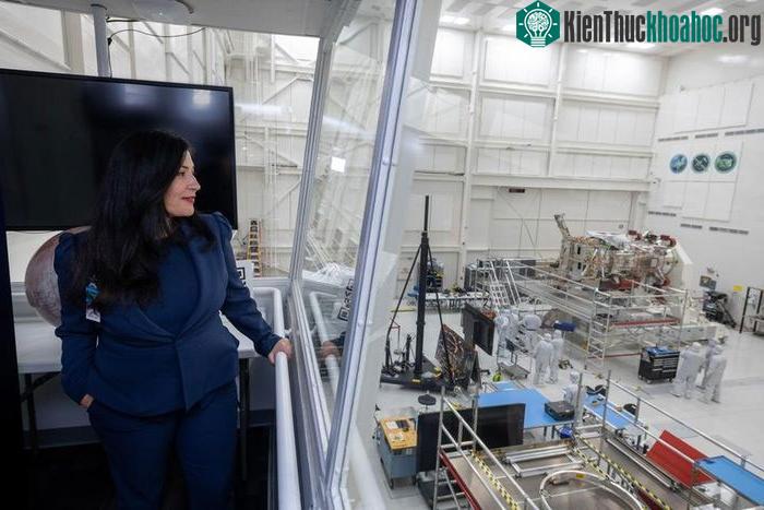 Ada Limón quan sát quá trình lắp ráp tàu vũ trụ Europa Clipper.