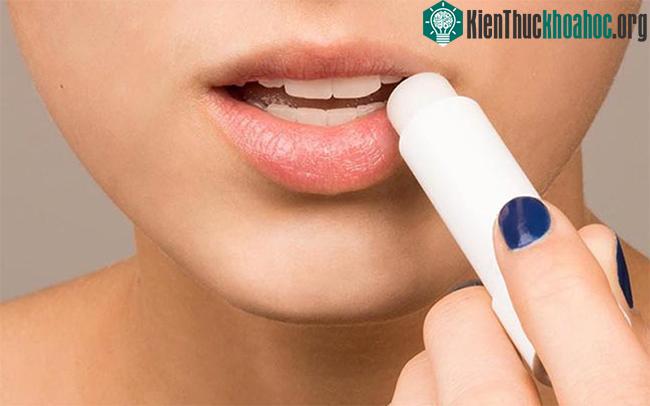 Nên sử dụng son môi có chứa Mineral Oil không?