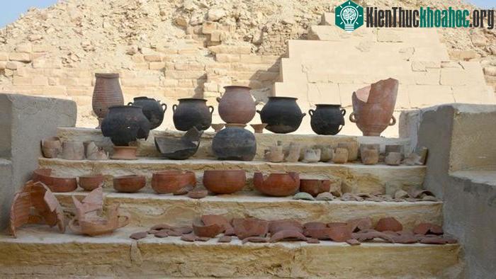 Các bình, thố đựng dung dịch ướp xác được khai quật từ một xưởng ướp xác tại khu lăng mộ