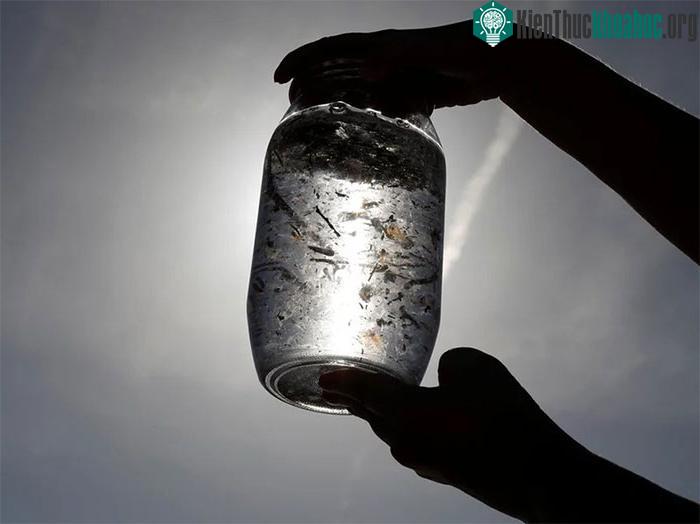 Một mẫu nước được lấy từ Biển Địa Trung Hải để nghiên cứu hạt vi nhựa.