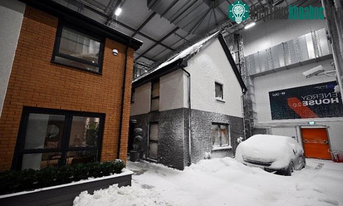 Hai ngôi nhà trong phòng thí nghiệm Energy House 2.0.