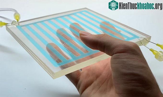 Mẫu cửa sổ có nhiều lớp, mỗi lớp chứa các rãnh với chất lỏng có đặc tính quang học khác nhau.